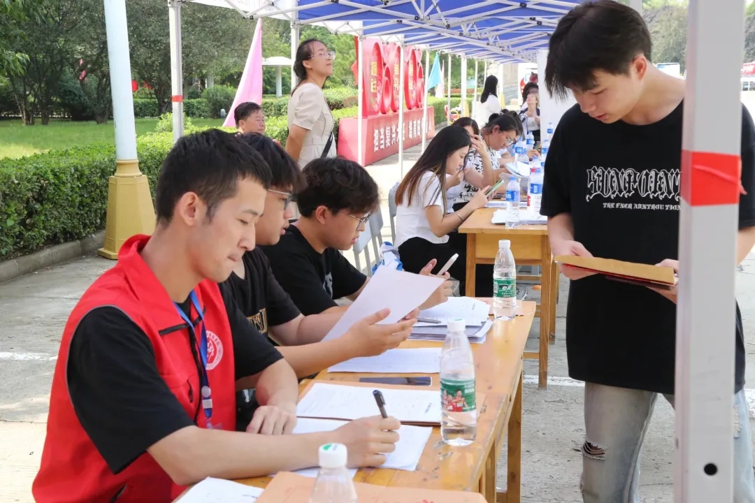華翔學(xué)院新生報(bào)到，迎新啦！